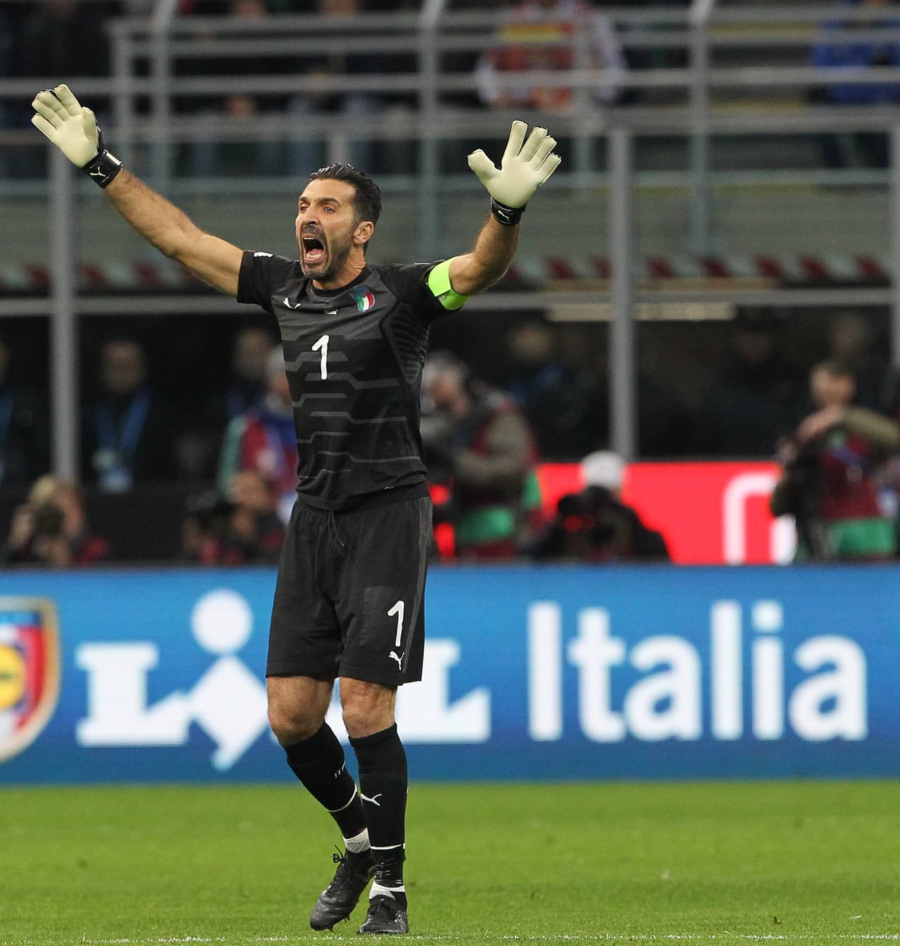 El histórico Gianluigi Buffon pedía calma ante la cantidad de situaciones perdidas por sus compañeros.