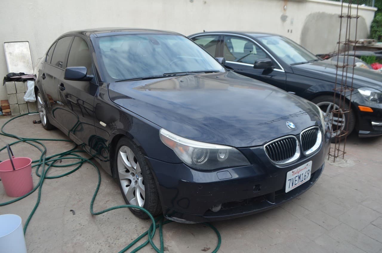 Además, decomisaron seis vehículos, cuya procedencia sigue bajo investigación.