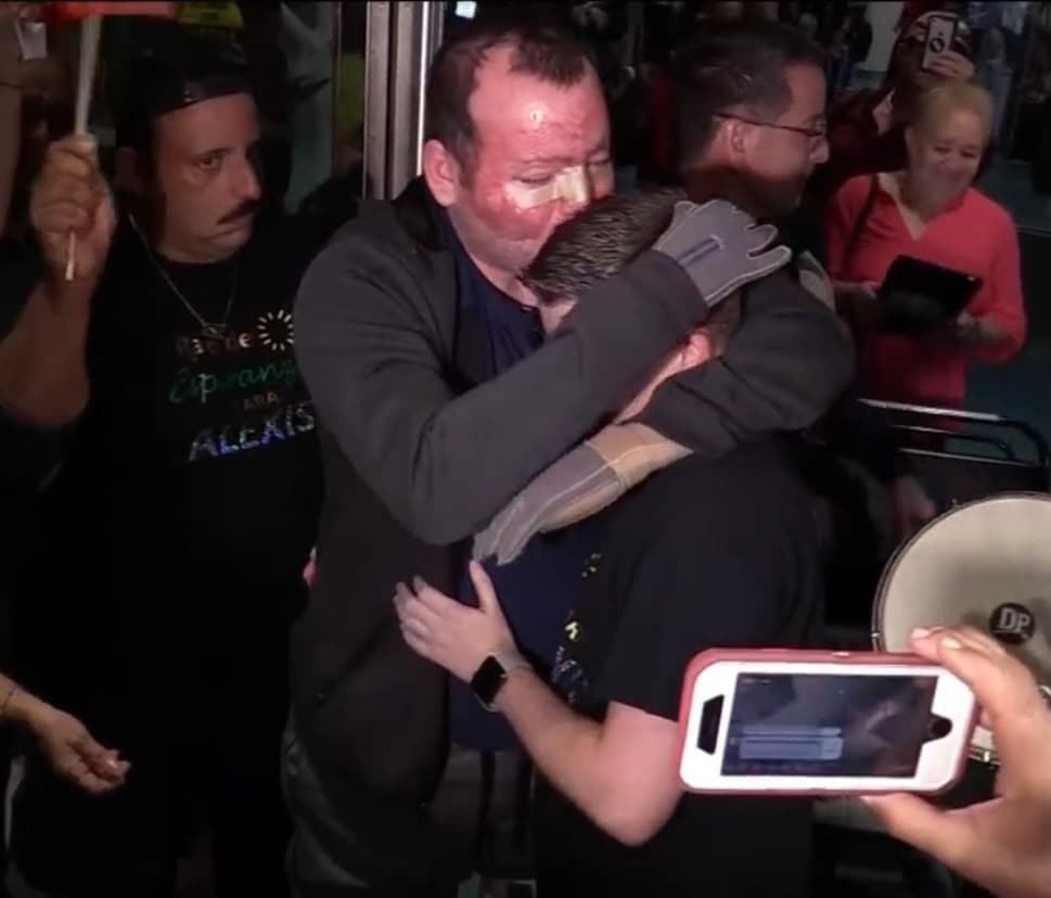 Luego de 7 meses de extenuante rehabilitación, Alexis fue dado de alta. Al volver a 
<a href="https://www.univision.com/temas/puerto-rico">Puerto Rico</a> fue recibido por todos sus amigos y familiares,
<b> quienes no disimularon su alegría de tenerlo de vuelta. </b>
<br>