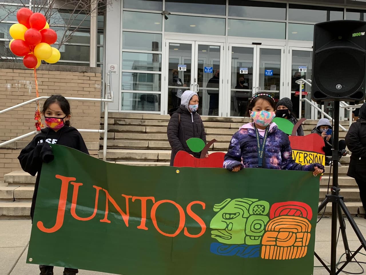 Los jóvenes de comunidades de minoría son a menudo el objetivo de lo que se conoce como el "conducto de la escuela a la prisión", una tendencia nacional preocupante en la que los niños son canalizados fuera de las escuelas públicas directamente a los sistemas de justicia juvenil y penal. 
<br>