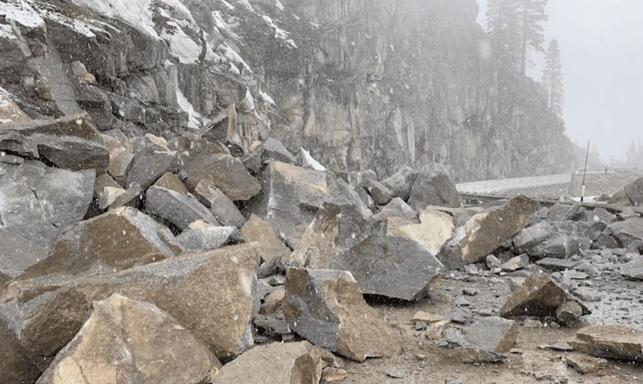 4.
<b>Prepárate para imprevistos en la vía</b>
<br>En las últimas 48 horas, los equipos de Caltrans han trabajado contra reloj para limpiar las vías de derrumbes. Esto quiere decir que en algún punto de la montaña, decenas de conductores quedaron atrapados por el cierre de la vía.