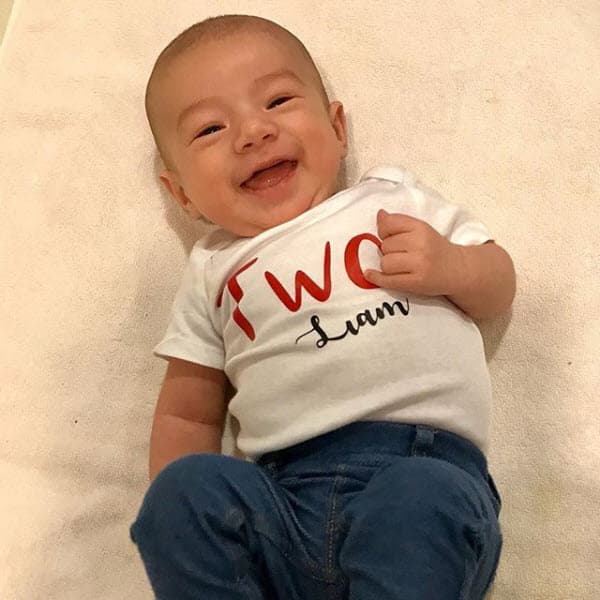 Liam nació a las 12:26 del medio día en un hospital de Miami, pesó 6.8 libras (3.1 kilogramos) y midió 1.6 pies (50 centímetros).