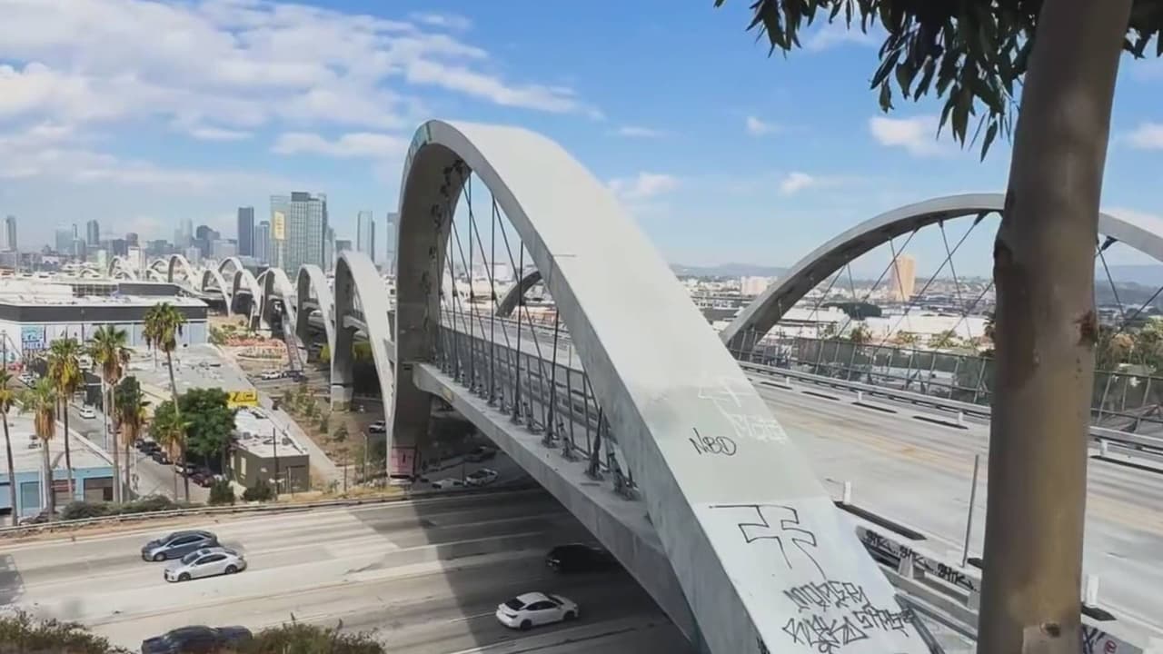 Puente de la calle sexta en abandono: grafitis, oscuridad y robo de cobre