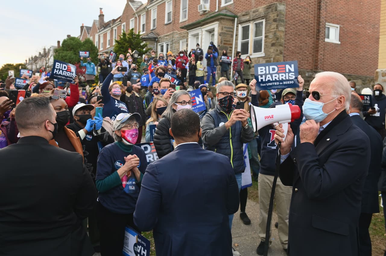 Joe Biden habló con algunos seguidores en Philadelphia, Pennsylvania. El candidato demócrata insistió en la importancia de estos comicios y en cuál será su posición si no hay resultados claros esta noche: "Hay tanto en juego en este momento ... Ya veremos. Si hay algo de qué hablar esta noche, lo hablaré. Si no, esperaré hasta que se cuenten los votos al día siguiente", dijo Biden.