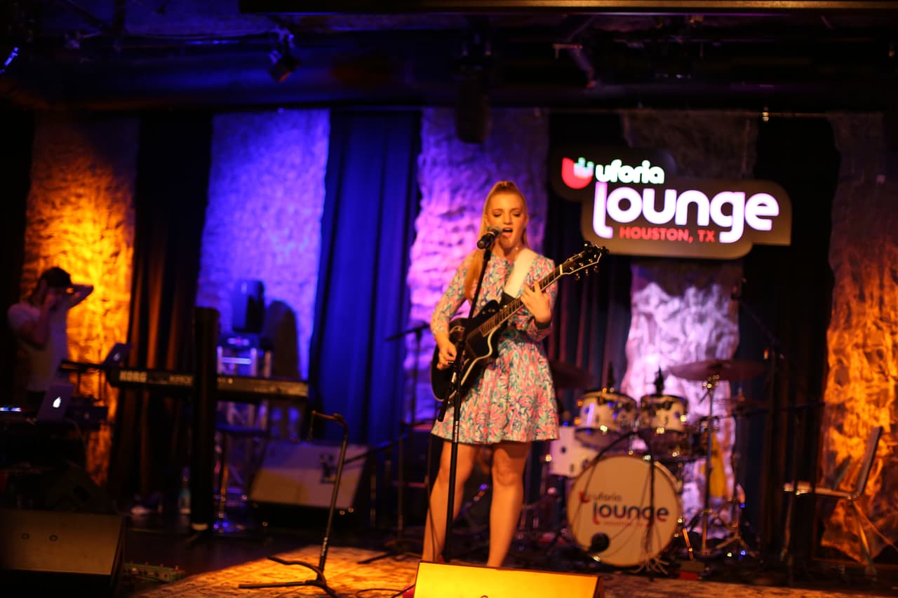 Una de ellas fue Elise, una chica nacida en Miami, Florida, que llegó presentando su canción 1-800Amor.