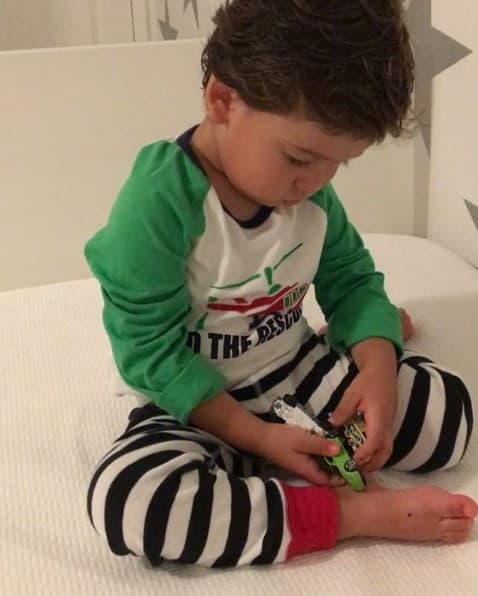 Este pequeño ya es el hermano mayor y tiene mucho que enseñar a su hermanita Alana.