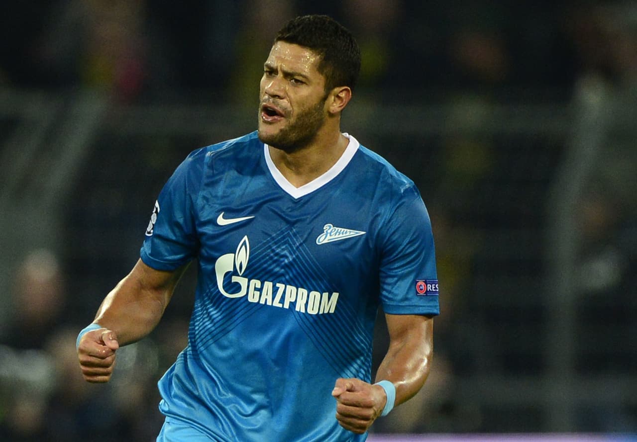 Hulk manda a volar a un portero con potente disparo