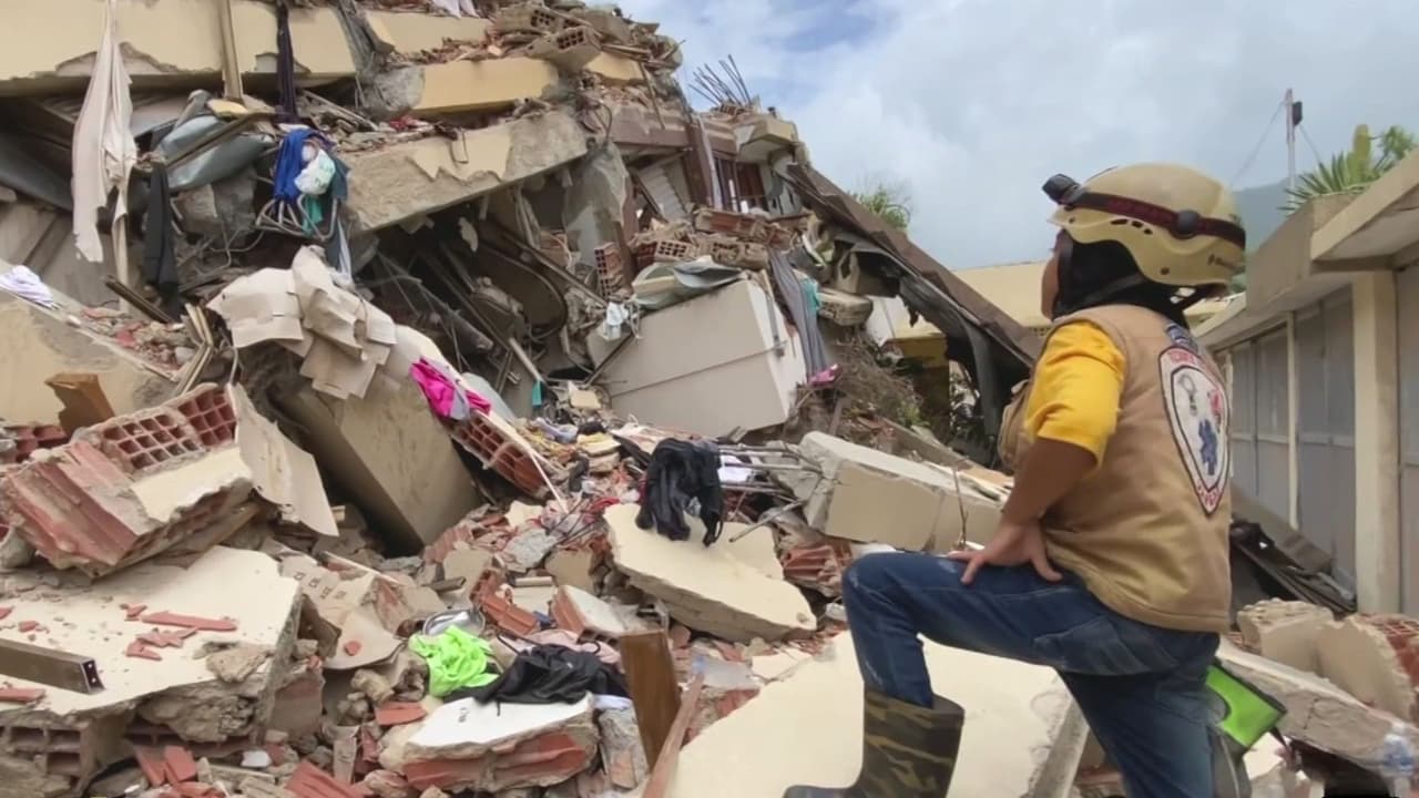 Un niño venezolano acompaña a su abuelo en rescates tras los terremotos: La historia de Sebastián "El Topito"