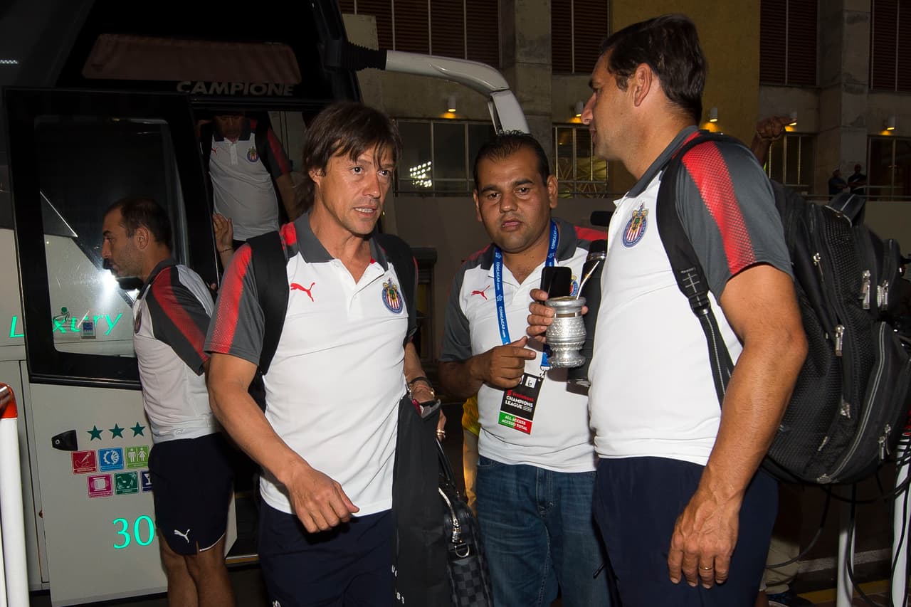 Matías Almeyda, de floja temporada con Chivas en la Liga MX, llegó a su primer partido en el torneo internacional con la idea de hacerlo su tabla de salvación.