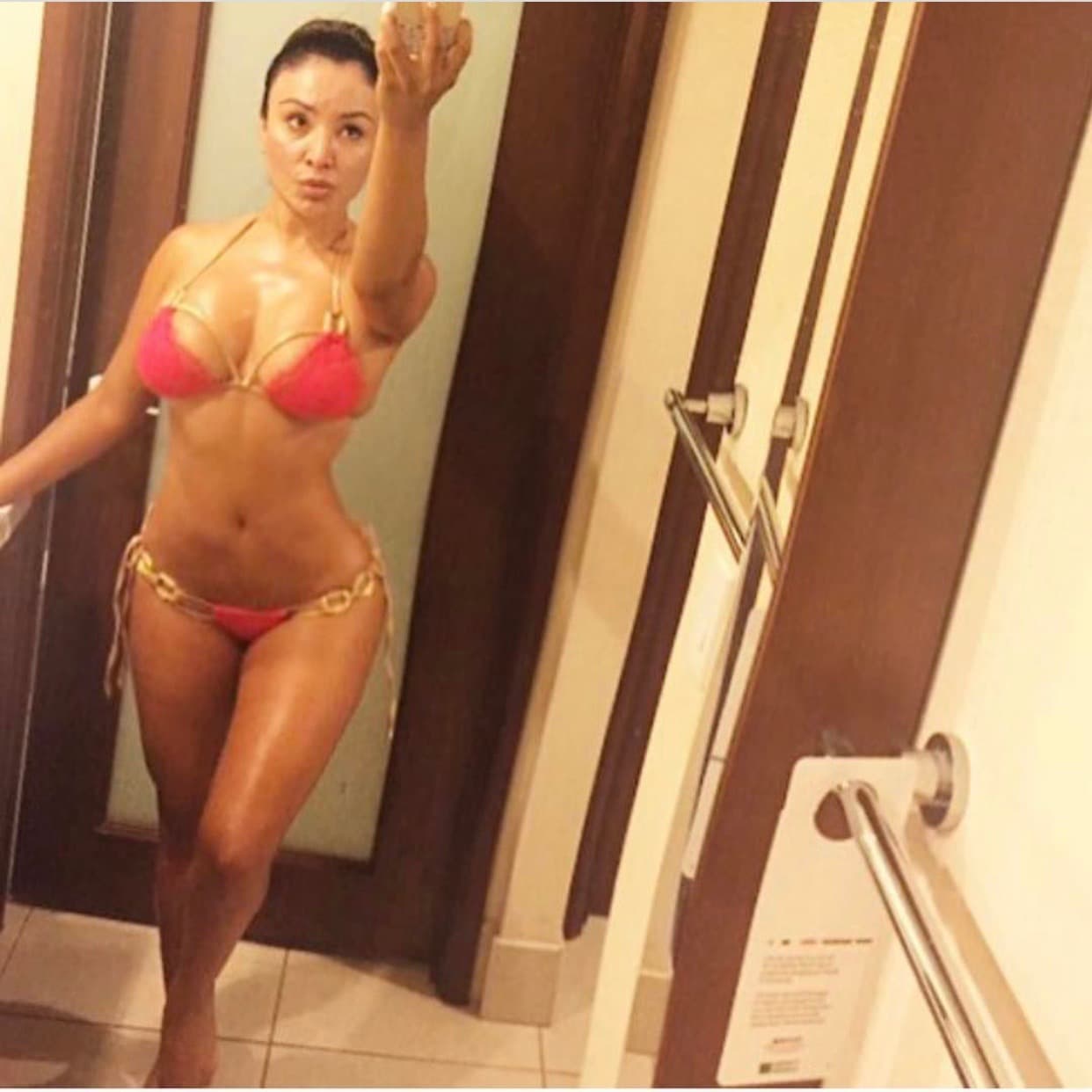 El el closet de la locutora no puede faltar un buen bikini para un día de playa.