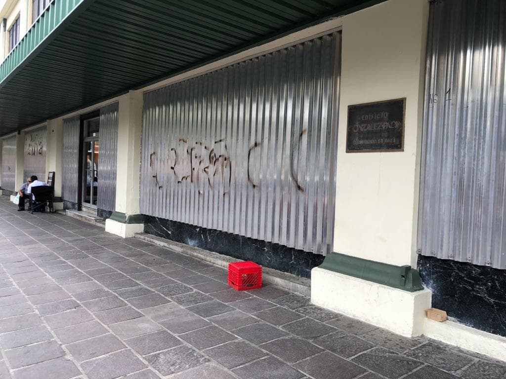 Algunos comercios optaron por colocar tormenteras en las vitrinas de sus establecimientos.