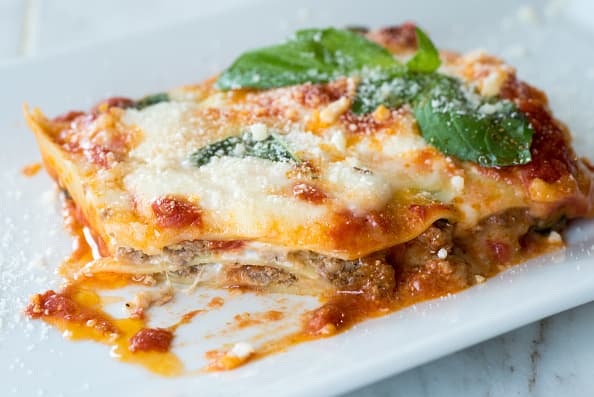 <b>3. </b>Italia regresa a la lista para abrir el top tres de la lista. Lo hace con 
<b>la lasaña, uno de los platillos italianos más populares en todo el mundo</b>. La receta tradicional incluye carne, especias, queso y pasta, aunque existen muchas variantes, incluida la vegetariana.