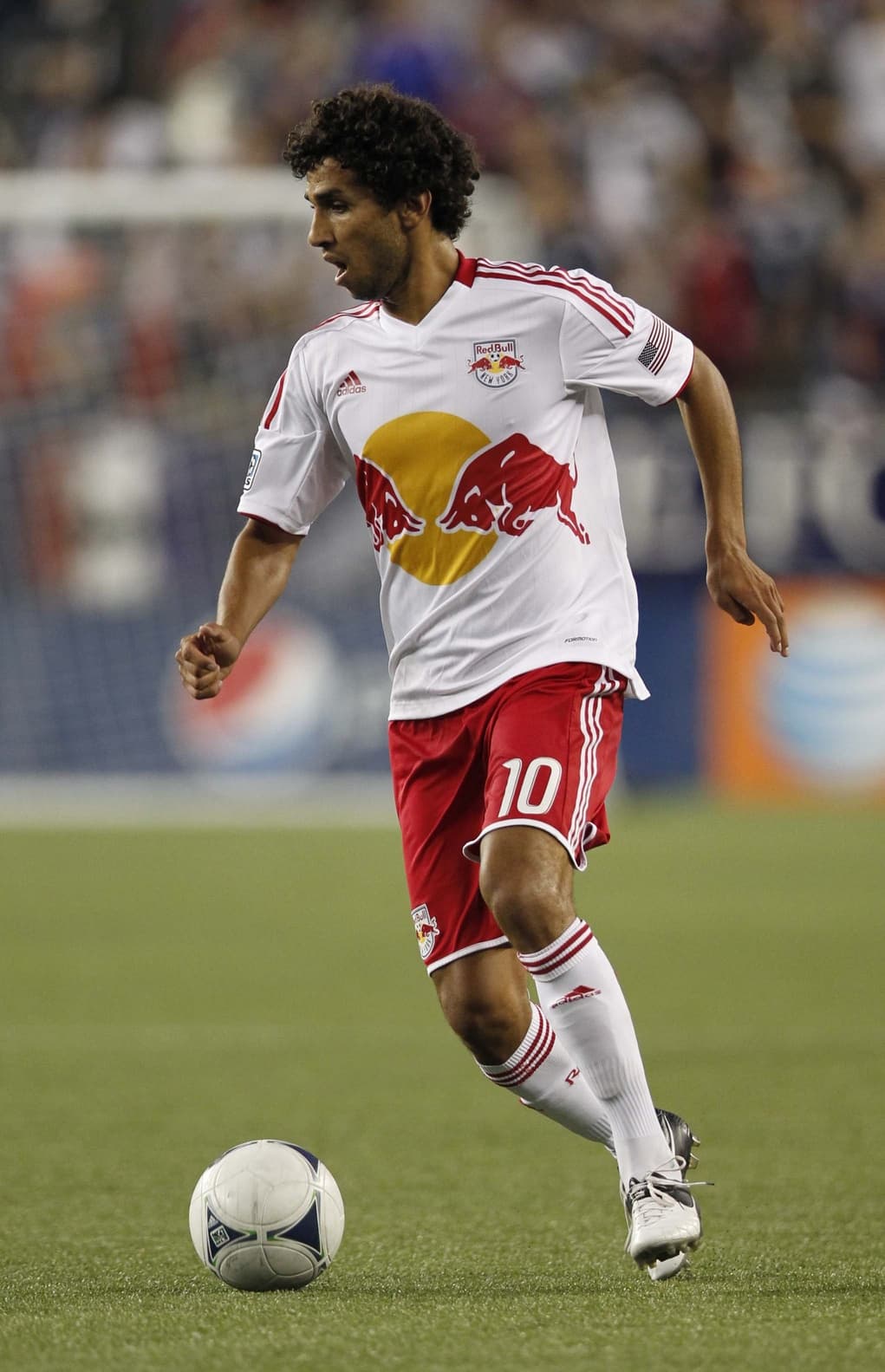Mehdi Ballouchy - NY Red Bulls. El talentoso volante marroquí jugó entre 2010 y 2012 para el entonces único club Nueva York. Ballouchy marcó cinco goles con el equipo Taurino.