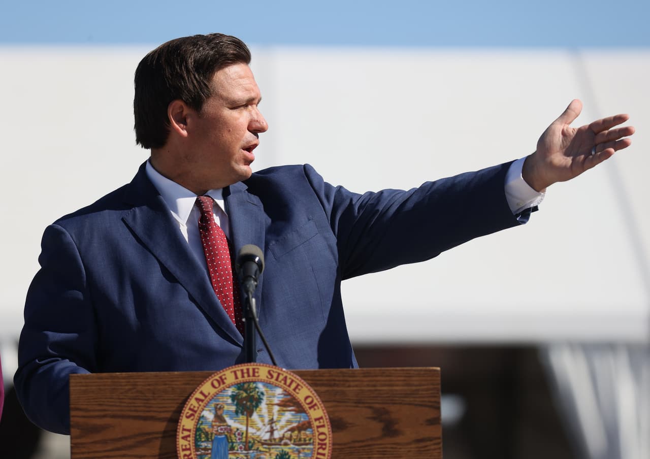 El gobernador de Florida, Ron DeSantis, informó que activó la Guardia Nacional del estado debido a las amenazas de protestas violentas en la sede del Congreso estatal en Tallahasseee.
<br>