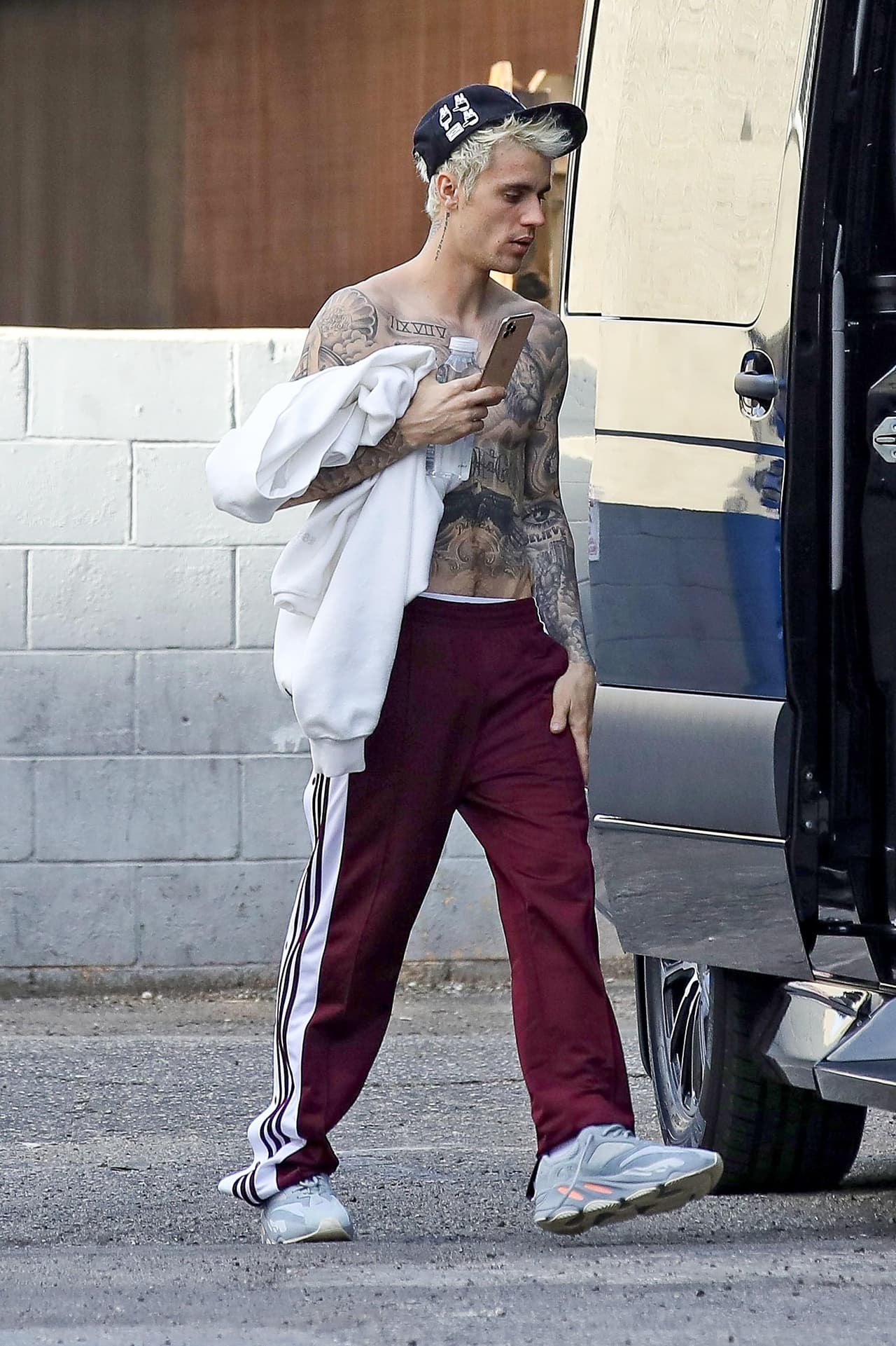 Con su celular en la mano, llevando una gorra negra y con el torso desnudo, el artista canadiense dejó claro que no permitirá que nada se interponga entre él y sus metas.