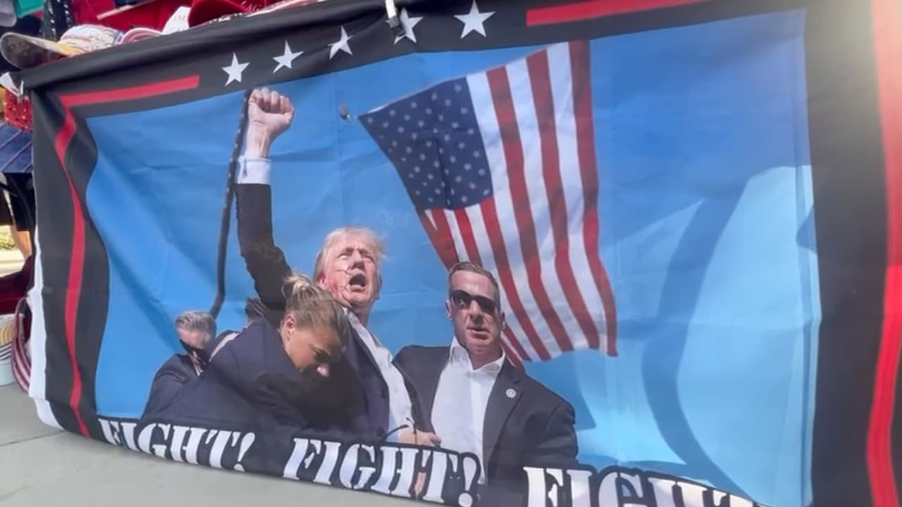 Las puertas del Desert Diamond Arena de Glendale se abrieron a partir del mediodía, pero afuera cientos de personas ya esperaba desde tempranas horas, y se espera que el mitin comience a las 4 p.m.