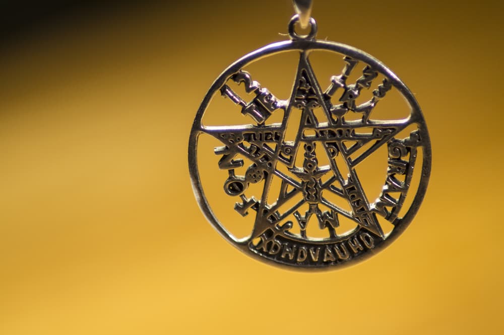 <h3 class="cms-H3-H3">Tetragrámaton</h3>
<br>Es uno de los amuletos de protección más fuertes que existen, tiene su origen en lacábala, sus principales cualidades es mostrar a quien lo usa, el camino hacia la luz y la sabiduría interior.
<br>
<br>