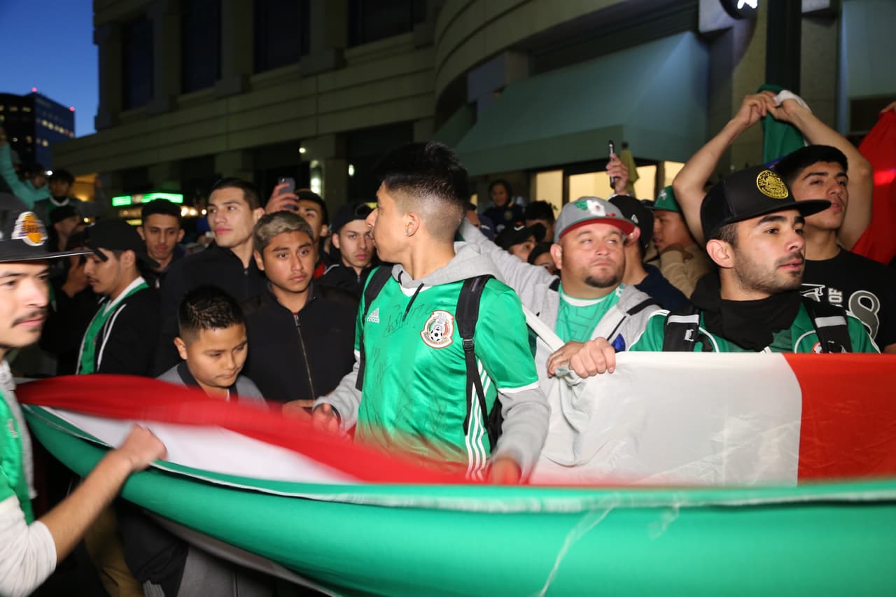 Decenas de seguidores llegaron y llegaron a la concentración del Tri que por momentos se pintó de verde, blanco y rojo.