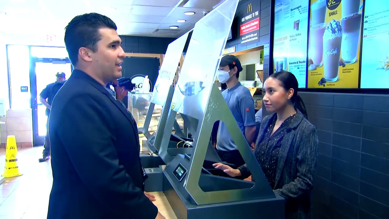 “Pero para mí sucedió algo un poco diferente. Mis papás se estaban separando, mi mamá no tenía carrera, no tenía educación, no teníamos nada, así que ese primer trabajo fue lo que me ayudó a apoyar a mi familia”, dice Katya.