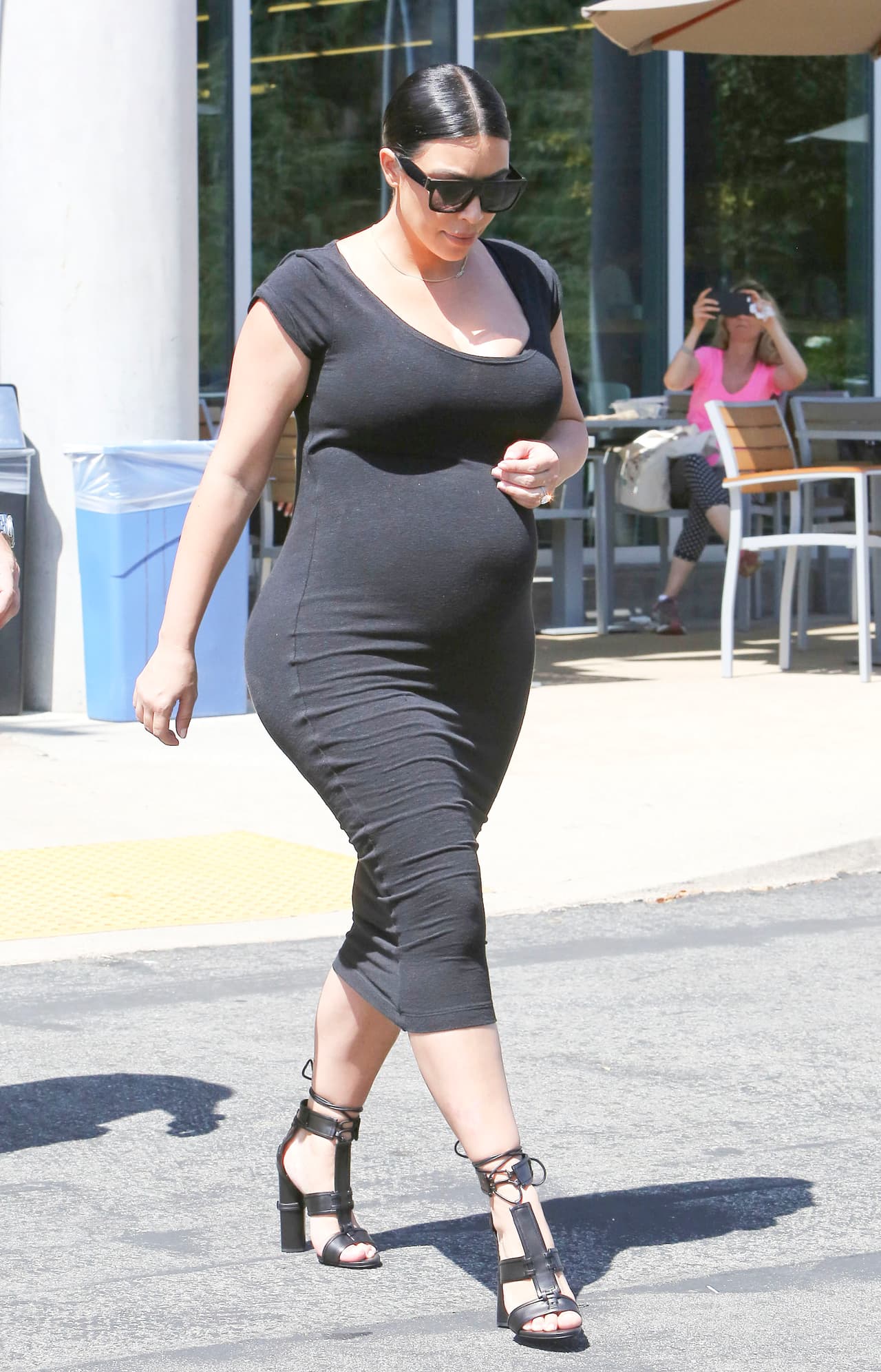 Kim salió a comer con su mamá y notamos que sus atributos sin duda vienen de familia.