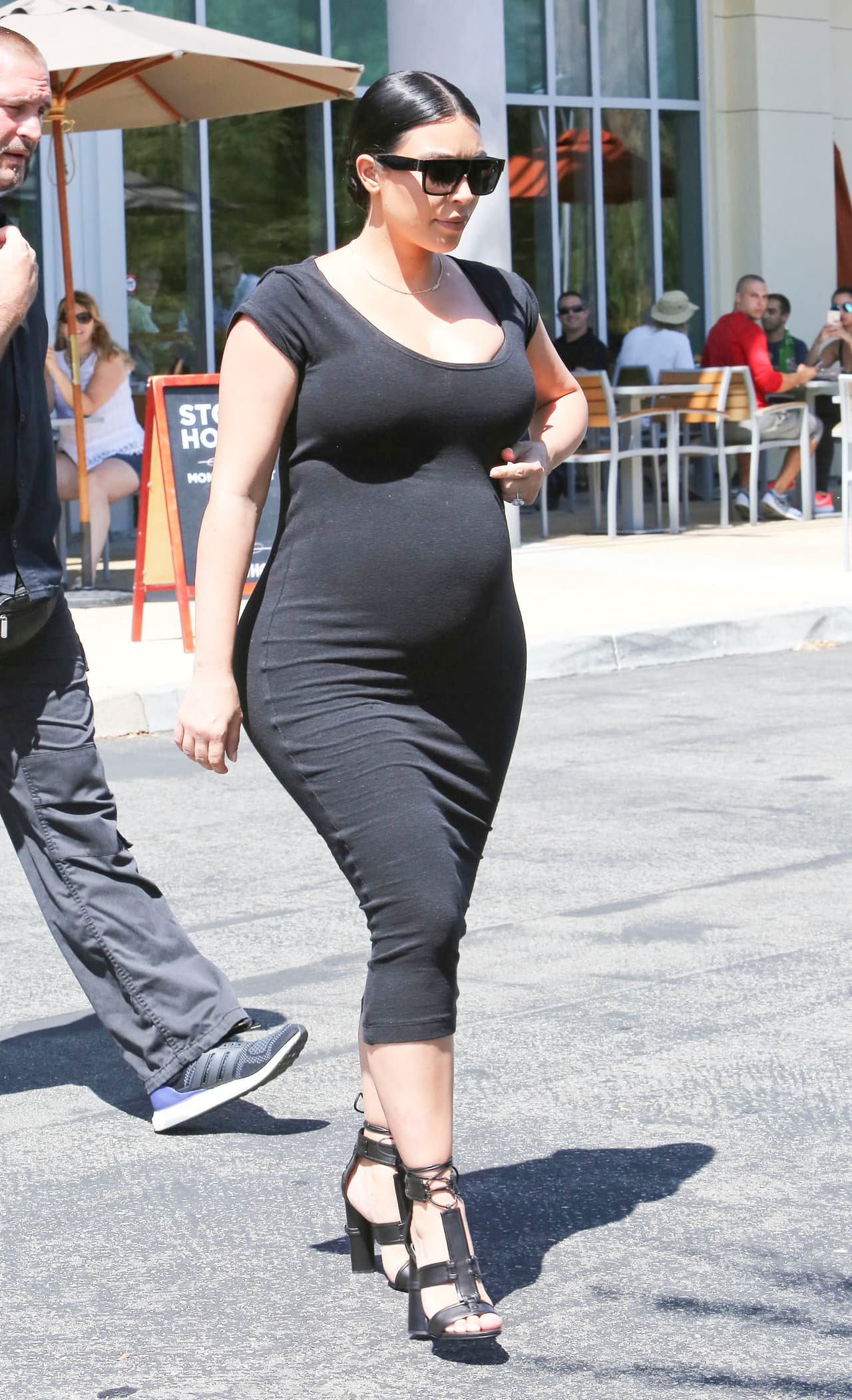 Kim salió a comer con su mamá y notamos que sus atributos sin duda vienen de familia.