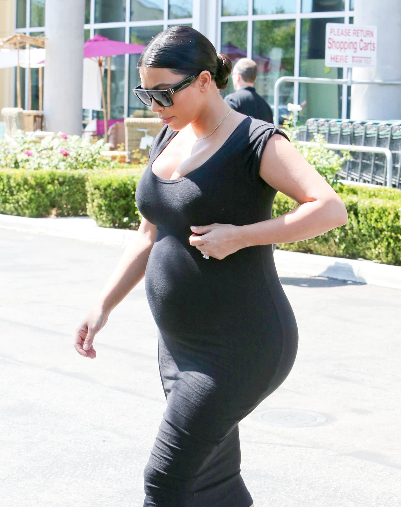 Kim salió a comer con su mamá y notamos que sus atributos sin duda vienen de familia.