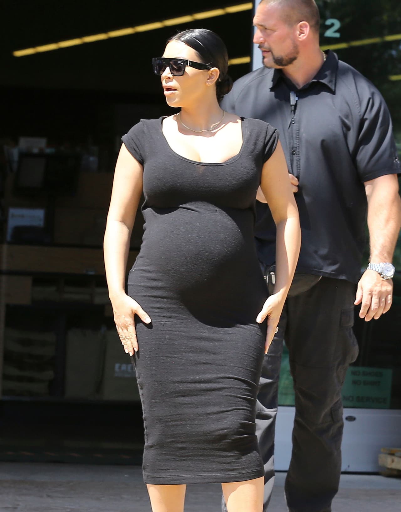 Kim salió a comer con su mamá y notamos que sus atributos sin duda vienen de familia.