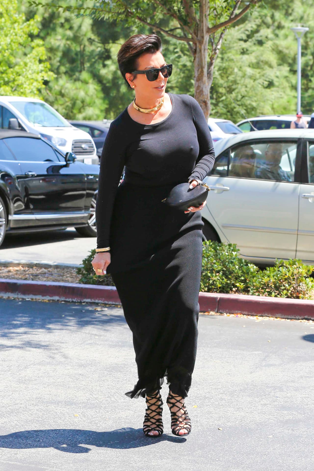 Atrás de ella venía su madre, Kris Jenner.