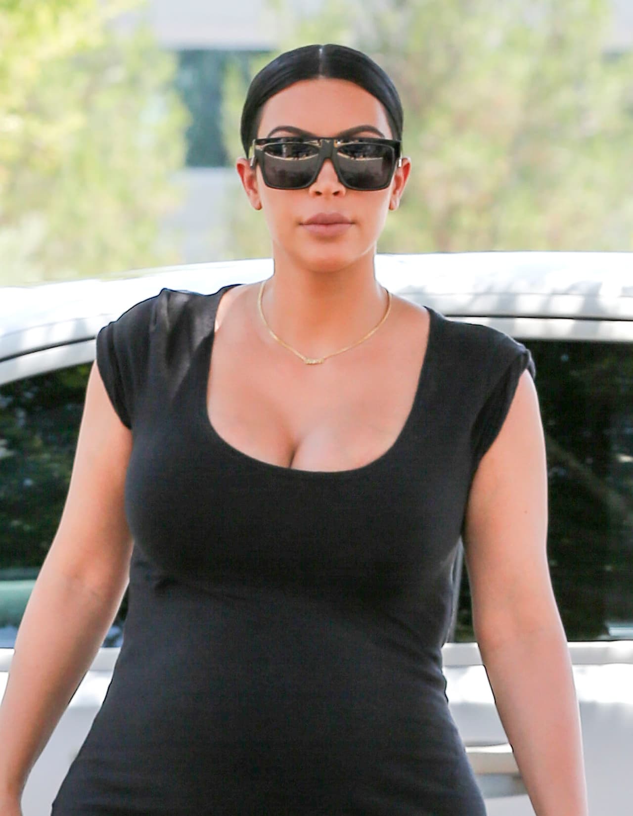 Kim salió a comer con su mamá y notamos que sus atributos sin duda vienen de familia.