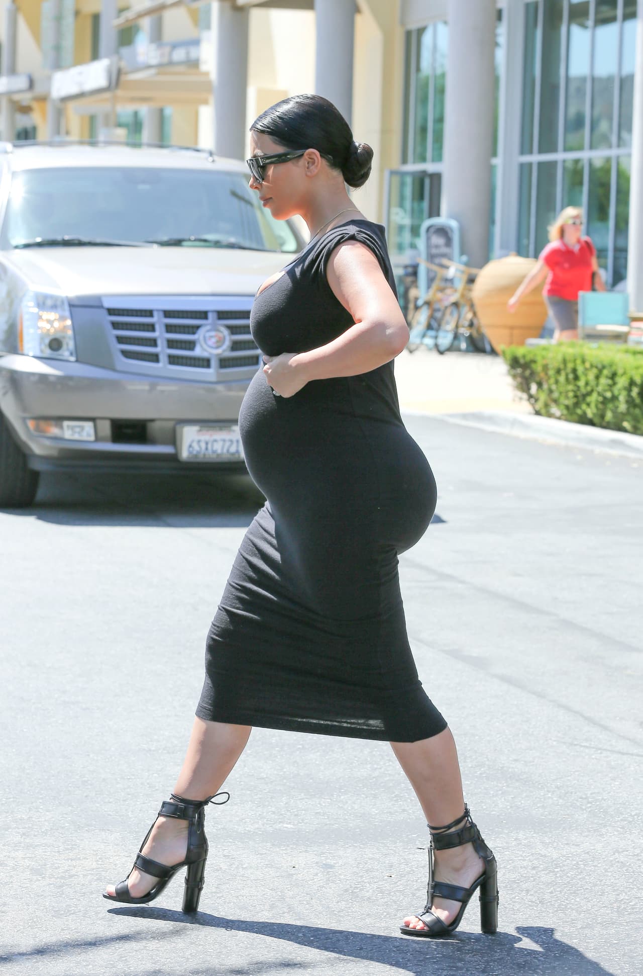 Mira su pancita de perfil.