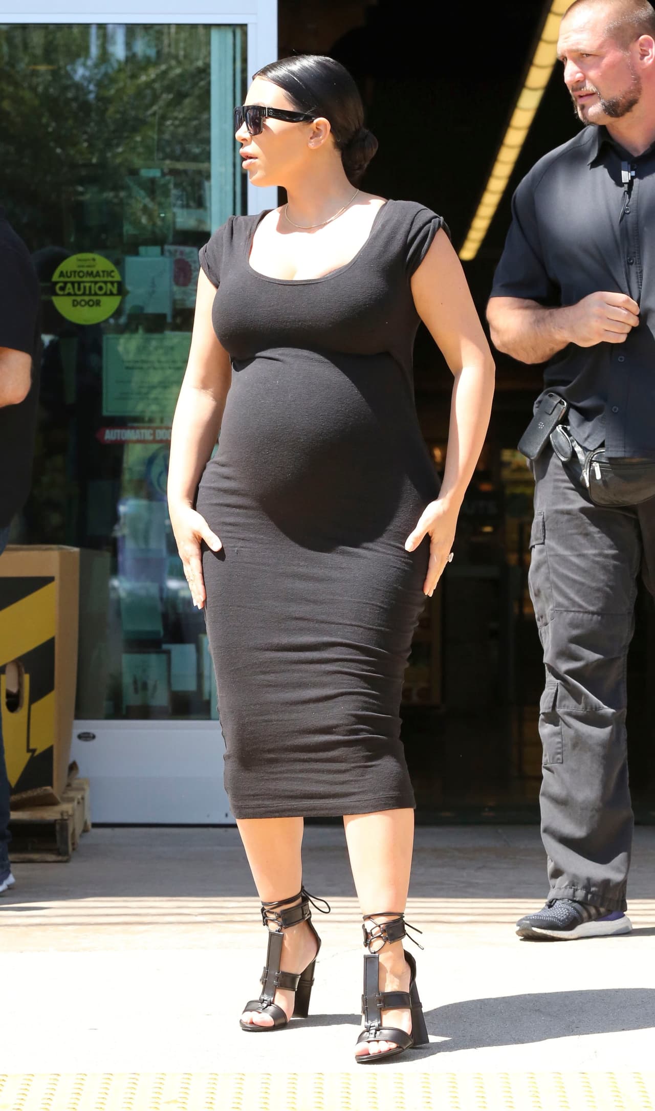 Kim, bella en negro.