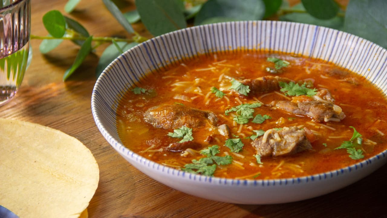 Receta de sopa de fideos con costillitas: el mejor caldo de todos 
