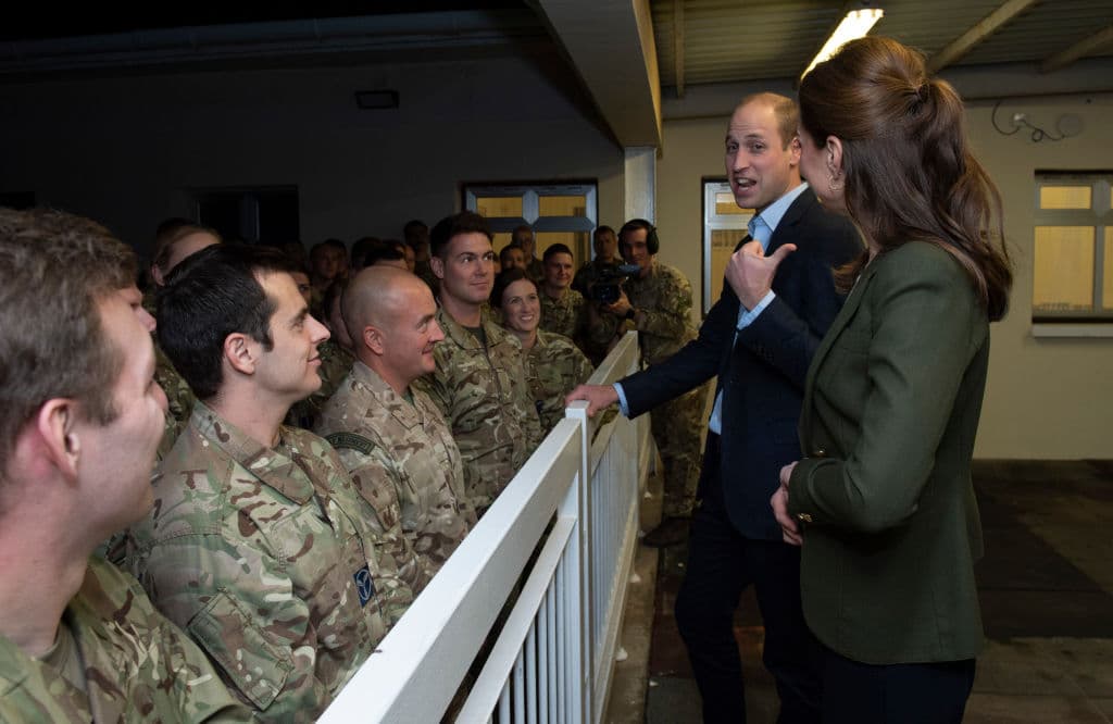 En medio de la plática que tuvo con la RAF, el duque de Cambridge 
<b>contó la tierna petición que le hizo su hijo el <a href="https://www.univision.com/entretenimiento/realeza/con-solo-5-anos-el-principe-george-ya-es-una-de-las-celebridades-britanicas-mejor-vestidas-fotos">príncipe George</a></b> antes de que saliera de casa.
<br>