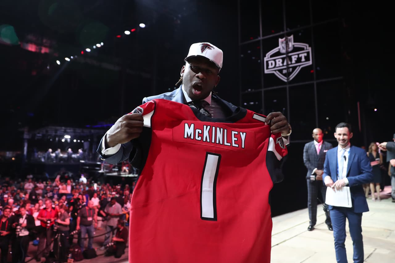 <b>26 TAKKARIST McKINLEY | DE Atlanta Falcons</b>
<br>Universidad: UCLA
<br>Estatura: 6’2’’
<br>Peso: 250 libras
<br>
<br>Destacar: Fue transferido de una universidad menor que le tomó tres estaciones en UCLA para convertirse en una estrella.
<br>
<br>Resumen: Esfuerzo implacable y técnica cruda.
<br>
<br>Conclusión: UCLA ha tenido ahora un jugador defensivo reclutado en la primera ronda en cuatro de los últimos cinco drafts.