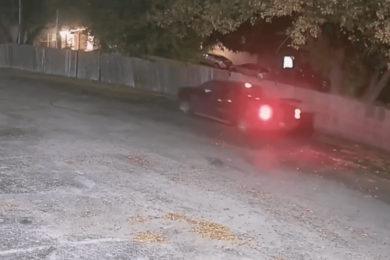 <h2 class="cms-H2-H2">Esta imagen de seguridad fue “cerca” de donde encontraron los cadáveres</h2>
<br>El 26 de diciembre, se reportó que el Kia Optima ligado con la desaparición de Savanah Soto fue visto. Las autoridades luego encontraron los dos cadáveres al interior. 
<b>Aún no se sabe si Savanah y Matthew ya estaban muertos al momento en el que este video se grabó.</b>
<br>
<br>En conferencia de prensa, el jefe de policía de San Antonio dijo que estas imágenes del video fueron grabadas “muy cerca” de donde encontraron los cuerpos de las víctimas.