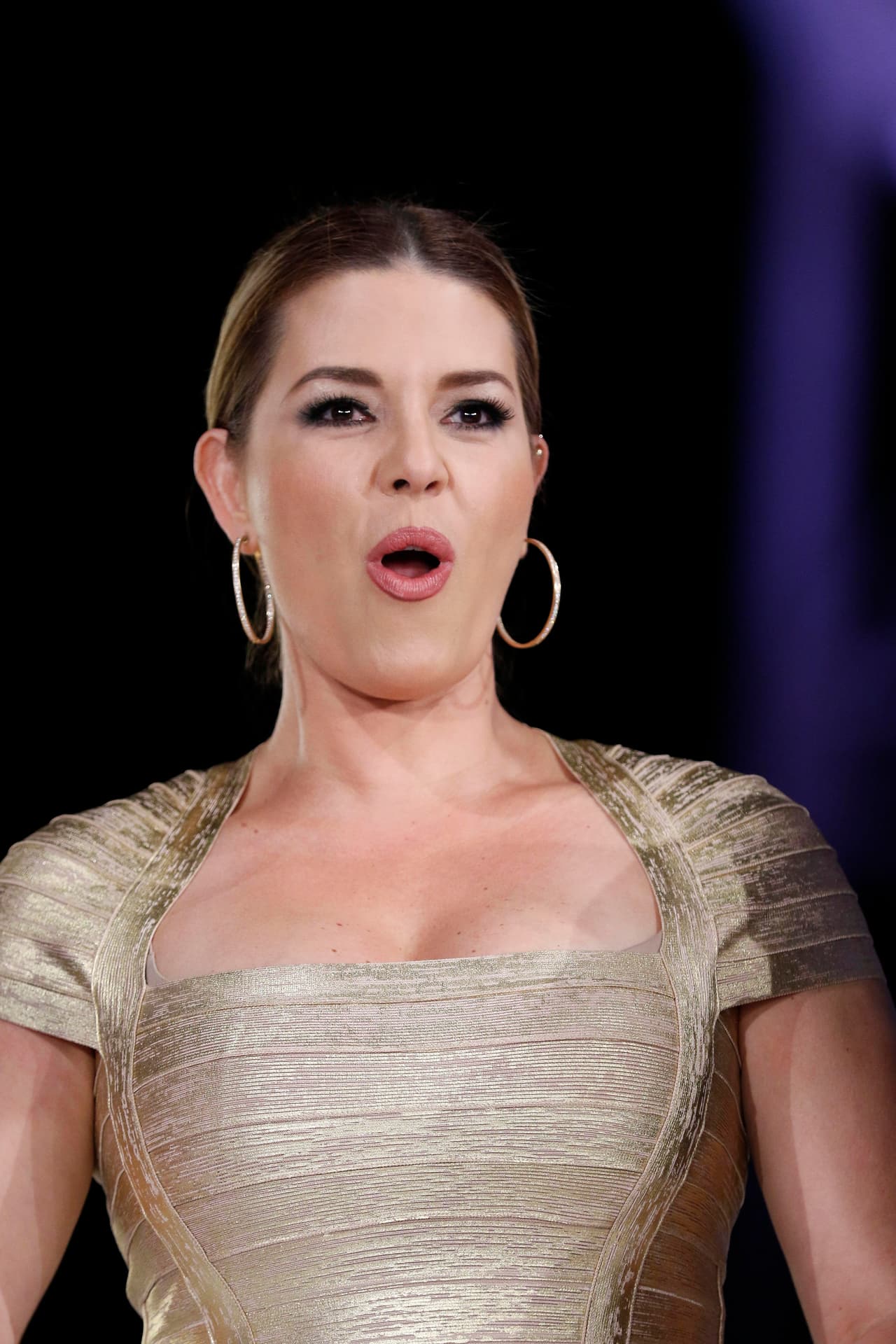 Una Alicia sonriente y segura.