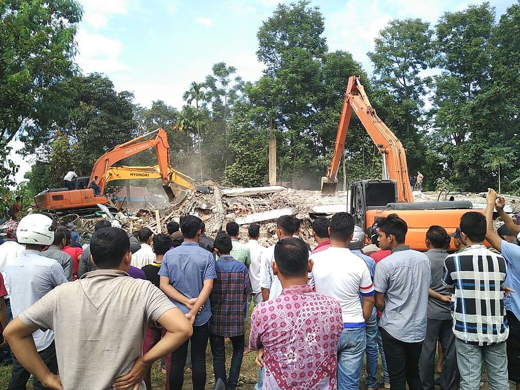 Las autoridades indicaron que había varias personas atrapadas en edificios que colapsaron y se disponían a utilizar maquinaria pesada para el rescate.