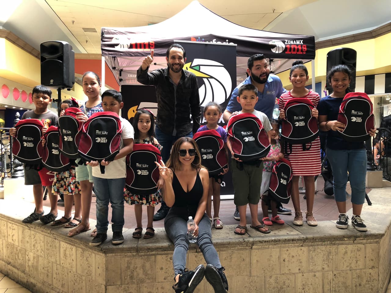 Al rededor de mil niños y niñas, acompañados de sus padres, se dieron cita en una ciudad al sur de Los Ángeles, para recibir una de las aclamadas mochilas de
<b>El Free-guey show</b>.