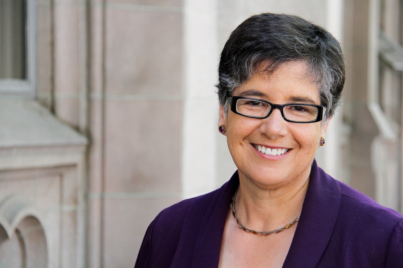 Presidenta hispana de Universidad de Washington no teme hablar sobre prejuicios