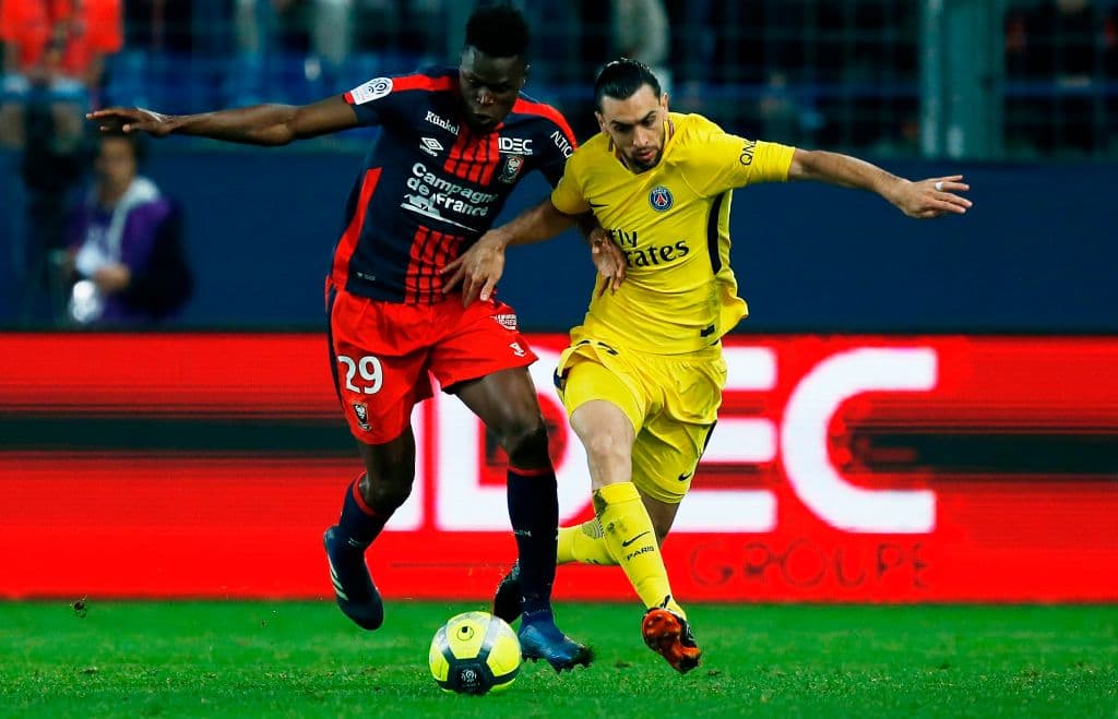 Javier Pastore (der) del Paris Saint Germain, podría salir del club de la capital francesa para formar parte de la AS Roma.