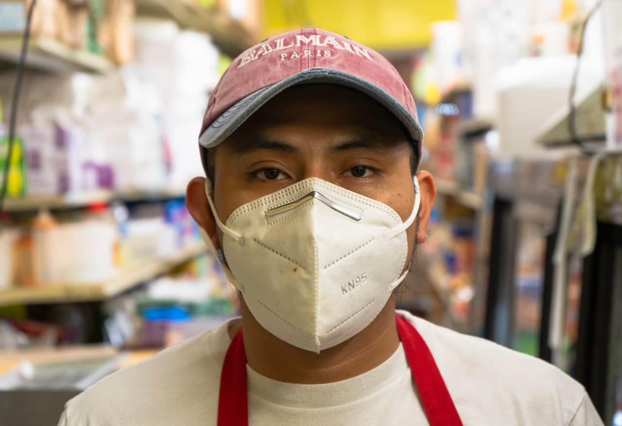 Juanito es carnicero y ha estado trabajando a tiempo completo en la Carniceria Maribella, en la comunidad de Pilsen al sur de Chicago, durante toda la pandemia. La foto fue tomada el 21 de mayo cuando los residentes de Illinois tenían dos meses de vivir resguardados en sus casas para contener el brote de coronavirus.