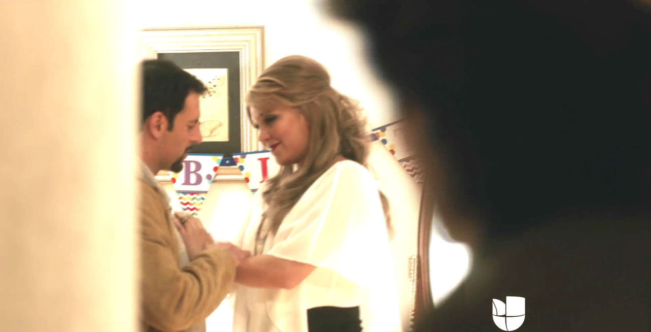 Eric sorprende a Jenni con Juan y se pone celoso, pues piensa que aún están juntos.