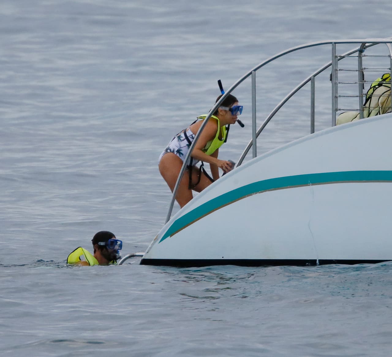 Junto a su esposo, José Antonio Bastón, Eva Longoria exploró las aguas de hawaianas.