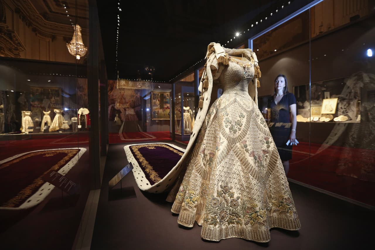 Además, todos los países de la Commonwealth estaban representados en el vestido
<b>:</b> la rosa de los Tudor por Inglaterra, el cardo de Escocia, el puerro de Gales, el trébol de Irlanda del Norte, el zarzo dorado de Australia, el loto de India y Ceilán; el trigo, el algodón y el yute de Pakistán.