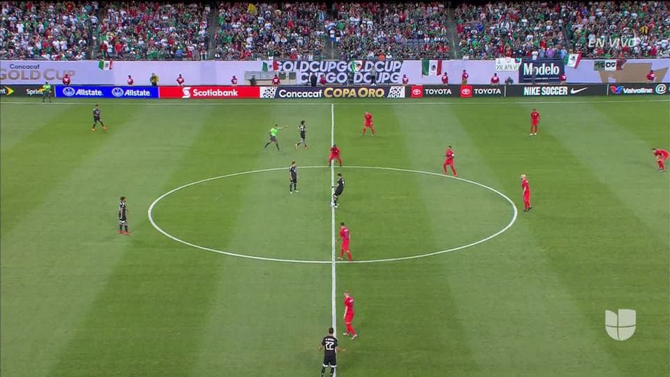 Arranca el partido y la pelota está en juego.