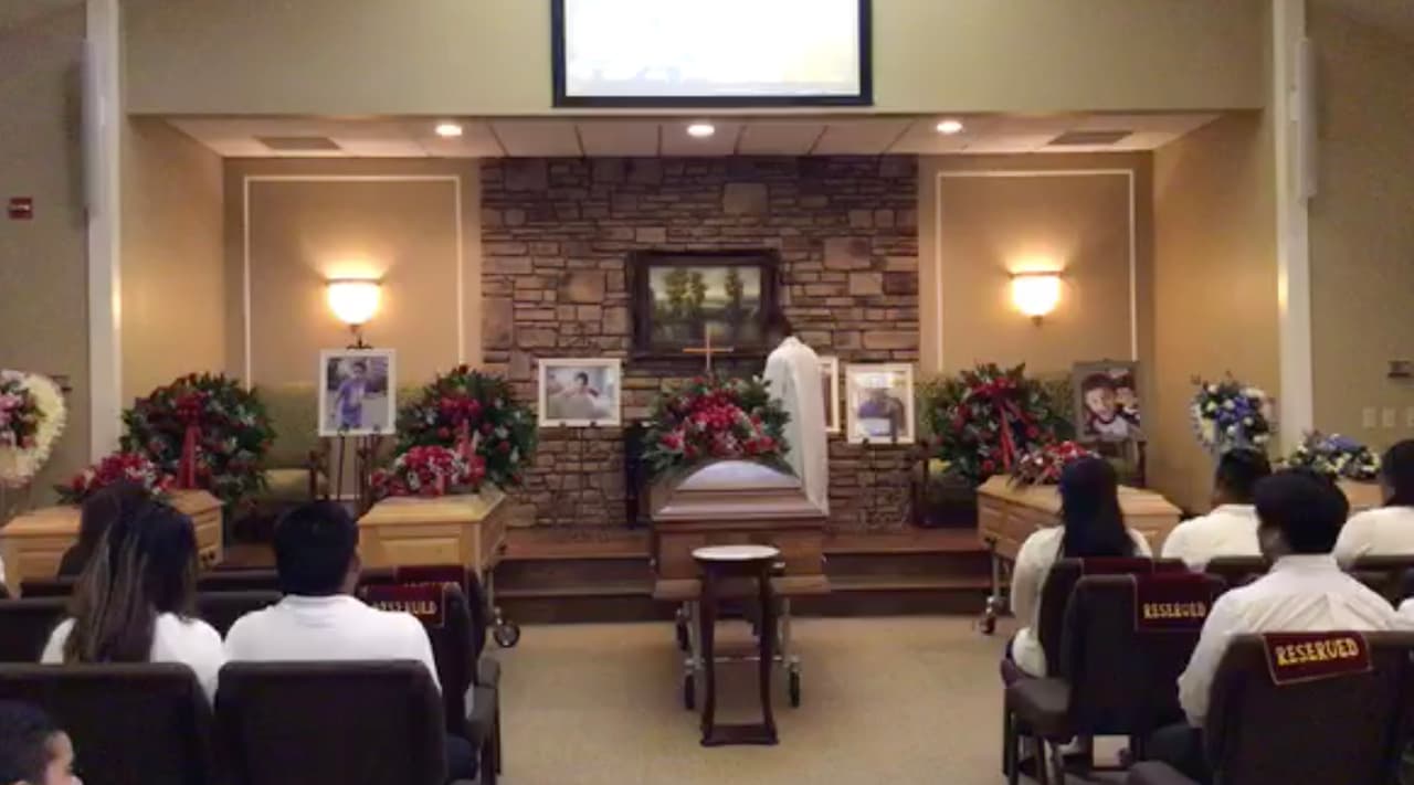 Dan el último adiós a los cinco hermanitos hispanos que fallecieron en su casa