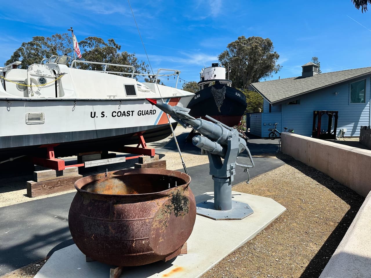 El horario regular del museo es de viernes a lunes de 10 am a 2 pm. Este es un bote de rescate de surf de la
<b>Guardia Costera de EE. UU.</b> Construido en 1927, un lugar lleno de historia para disfrutar en familia o con amigos.
<br>