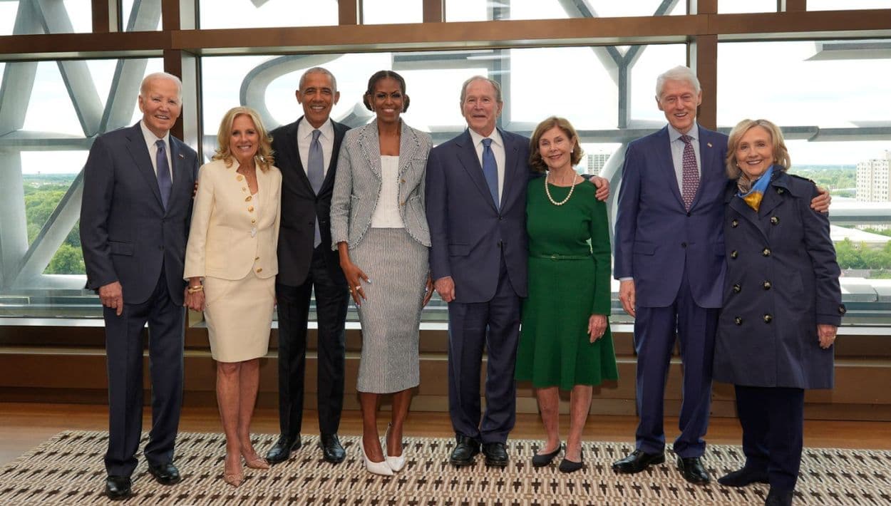 El expresidente Joe Biden y la ex primera dama Jill Biden, de izquierda a derecha; el expresidente Barack Obama y la ex primera dama Michelle Obama; el expresidente George W. Bush y la ex primera dama Laura Bush; y el expresidente Bill Clinton y la exsecretaria de Estado Hillary Clinton posan para una fotografía antes de la ceremonia de inauguración del Centro Presidencial Obama, el jueves 18 de junio de 2026, en Chicago.