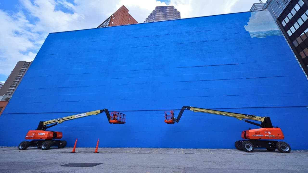Durante casi tres décadas,
<b>unas ballenas gigantes miraron a Dallas desde una pared del centro. </b>
<br>
<b>No estaban cerca del mar, pero ese era el punto: </b>recordar que incluso una ciudad de autopistas, edificios y calor texano también depende del agua, la naturaleza y lo que pasa más allá de sus calles.
<br>Ahora, esa pared fue cubierta, y
<b>el artista que la pintó llevó el caso a una corte federal.</b>
<br>Wyland, artista y conservacionista conocido por sus murales de vida marina,
<b><a href="https://www.univision.com/local/dallas-kuvn/mural-ballenas-dallas-mundial-2026-polemica-fotos" target="_blank">presentó una demanda contra FIFA y varias entidades vinculadas al Mundial por la destrucción de Dallas Whaling Wall,</a></b> también conocido como Ocean Life.
<br>La obra fue pintada en 1999, cubría cerca de 17,000 pies cuadrados
<b>y ocupaba una pared de ocho pisos, según el comunicado del artista. </b>