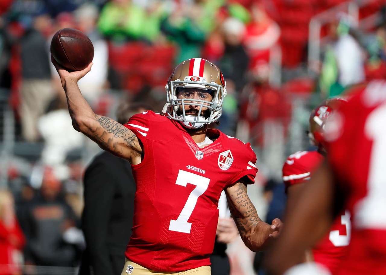 <b>57 QB - COLIN KAEPERNICK</b>
<br>Kaepernick tendrá un mercado, por Ian Rapoport, miembro de la NFL Network, pero tendrá que competir por un puesto de salida. Aunque Kap mostró destellos prometedores la temporada pasada, él todavía lucha con la precisión, el tacto y la visión del campo.